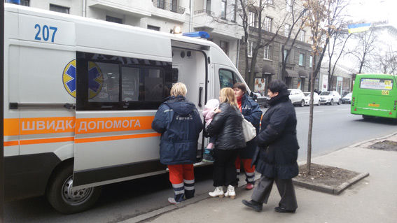 Полицейские передали ребенка бригаде скорой. Фото: mvs.gov.ua