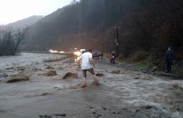 В Закарпатской области из-за сильных дождей 20 ноября начался паводок. Фото zakarpattya.net.ua