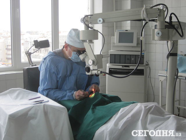 Офтальмологія. Німецький мікроскоп допомагає проводити високоточні операції на очах і витягувати осколки. Фото: А. Макаренко