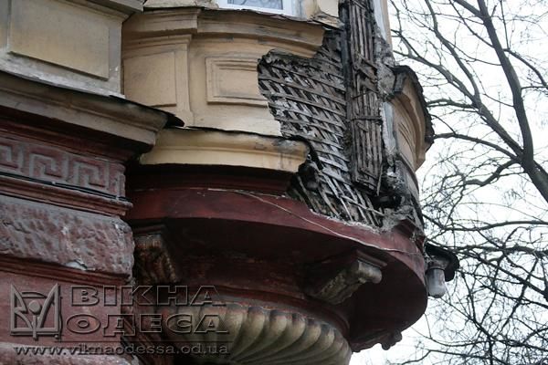 В Одессе обрушился фрагмент фасада здания. Фото: viknaodessa.od.ua