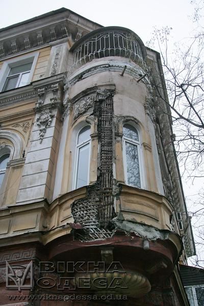 <p>В Одесі обвалився фрагмент фасаду будівлі. Фото: viknaodessa.od.ua</p>