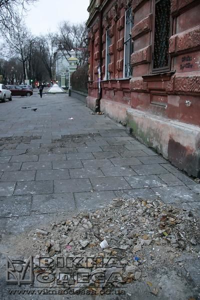 В Одессе обрушился фрагмент фасада здания. Фото: viknaodessa.od.ua