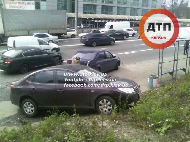 Аварийные авто, вылетев на тротуар, не задели случайных прохожих. Фото: dtp.kiev.ua
