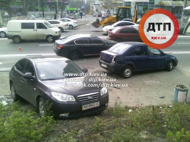 <p>Аварійні авто, вилетівши на тротуар, не зачепили випадкових перехожих. Фото: dtp.kiev.ua</p>