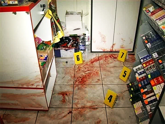 Следы крови в магазине, где произошла стрельба. Фото: mvs.go.ua