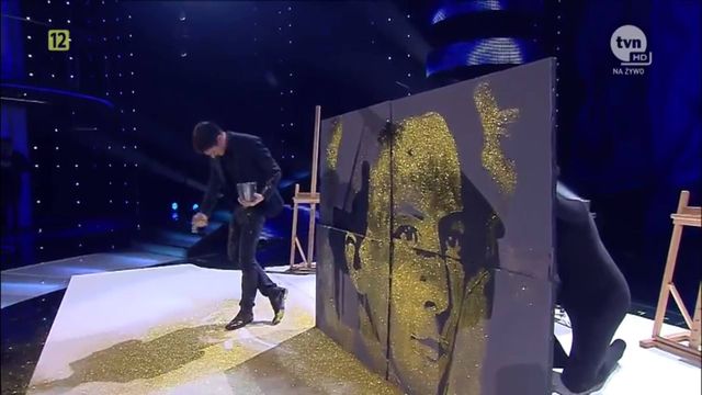 Золотая пыль. Портрет Шопена появился сверху силуэта пианиста, нарисованного на четырех холстах. Фото: facebook.com<br />
