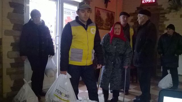 Выдача помощи штаба Ахметова в поселке Сартана. Фото: пресс-центр.