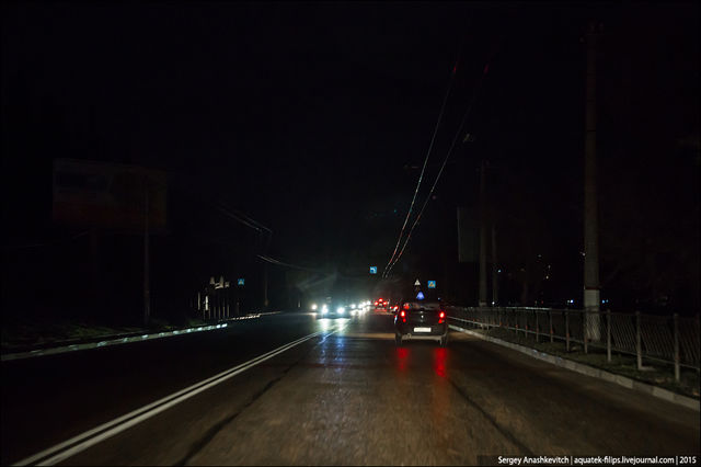 Уличное освещение в целях экономии отключили, а электротранспорт остановился. Фото: Сергей Анашкевич