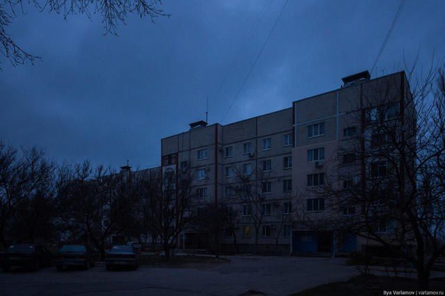 Дома превратились в мрачные темные коробки. Фото: Илья Варламов