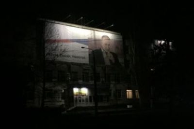 У перші дні енергоблокади портрети Путіна продовжували сяяти. Фото: соцмережі