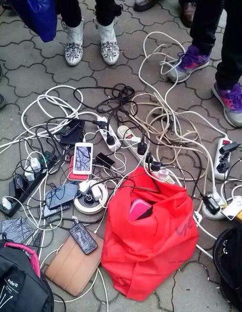 Вулична групова зарядка телефонів. Фото: соцмережі