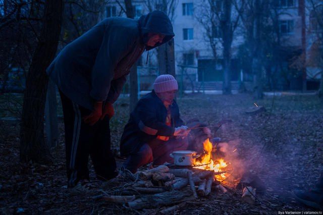 Декому довелося готувати їжу на вулиці. Фото: Ілля Варламов