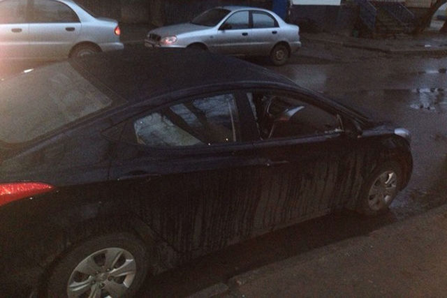 Злоумышленники разбили во всех авто переднее пассажирское стекло. Фото: vk.com/only_kharkov