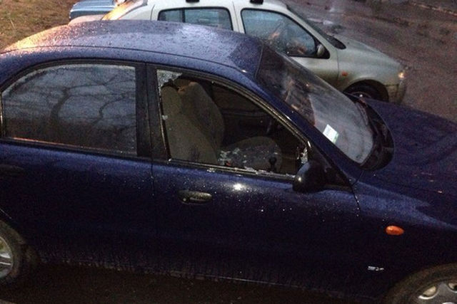 Злоумышленники разбили во всех авто переднее пассажирское стекло. Фото: vk.com/only_kharkov