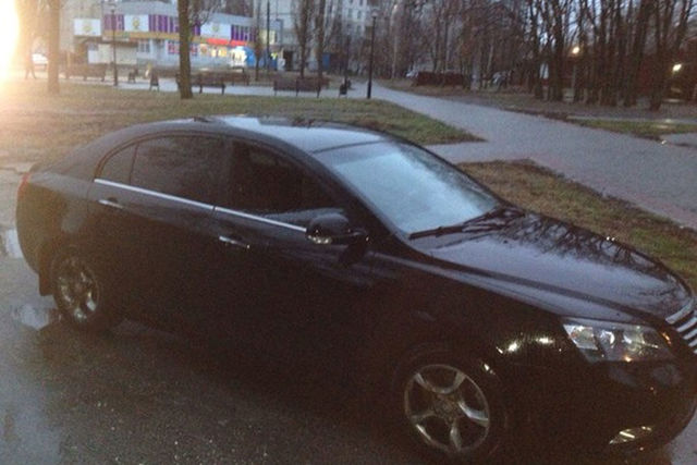 <p>Зловмисники розбили у всіх авто переднє пасажирське скло. Фото: vk.com/only_kharkov</p>