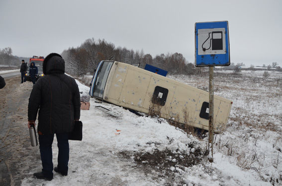 За два часа спасатели извлекли поврежденный автобус на обочину дороги. Фото: ГСЧС в Сумской области