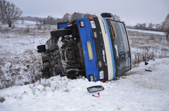 За два часа спасатели извлекли поврежденный автобус на обочину дороги. Фото: ГСЧС в Сумской области