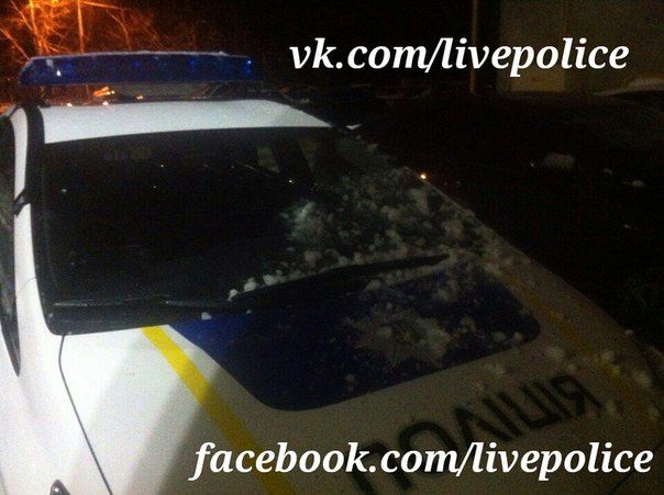 Снег рухнул на полицейское авто. Фото: vk.com/livepolice