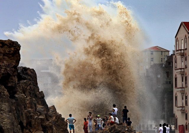 На восточное побережье Китая обрушился мощный тайфун "Чан-хом". В некоторых районах стихия привела к оползням и к транспортному коллапсу. Около миллиона человек в провинции Чжэцзян были эвакуированы. Фото: AFP