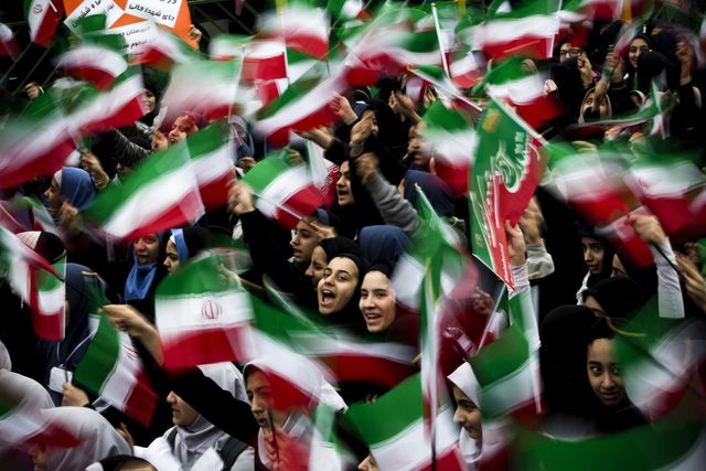 Жители Ирана отметили 35-ю годовщину Исламской революции 1979 года. Они размахивали флагами и запускали в небо фейерверки. Фото: AFP