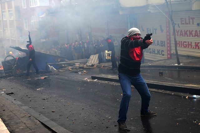 Беспорядки и столкновения с полицией произошли в ряде городов Турции. Тысячи манифестантов вышли на улицы год спустя после смерти подростка, ставшего случайной жертвой антиправительственных протестов в Стамбуле, в июне 2013 года. Участники акции памяти в Стамбуле требовали наказать виновных. Акции вспыхивают нередко, полиция разгоняет митингующих водометами и слезоточивым газом. Фото: AFP