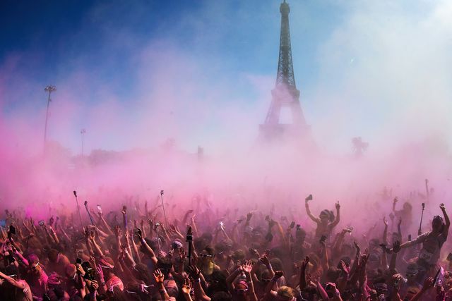 В Париже прошел ежегодный красочный забег. Необычность пятикилометрового парижского забега Color Run заключается в том, что все участники, начинающие забег в чистых белых футболках, в процессе забега должны с ног до головы окрашиваться в разные цвета – вплоть до финиша. В этом соревновании принципиально не выбирают победителей и не награждают призами – все делается исключительно для удовольствия. Фото: AFP
