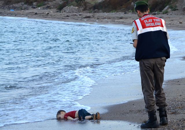 Туреччина. Тіло дитини було знайдене на березі після того, як два човни, що перевозили сирійських біженців, перекинулася. Човни намагалися доплисти з турецького міста Бодрум на острів Кос в Греції. Фото: AFP