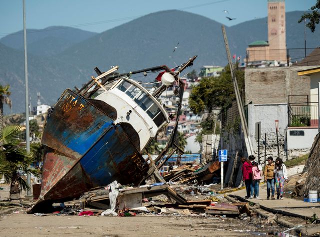 У Чилі стався землетрус. Його сила, за даними геологічної служби США, становила 8,3. Результатом його стали руйнування і перебої з електрикою, а цей корабель опинився на проїжджій частині. Фото: AFP