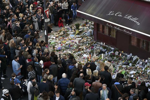 Серія вибухів в Парижі прозвучала ввечері п'ятниці, 13 листопада. В результаті обстрілу, захоплення заручників і вибухів, за офіційними даними, загинули 132 людини. За словами президента Франції Франсуа Олланда, за серією терористичних атак стоять бойовики ІД. Було також названо ім'я організатора кривавих терактів в Парижі. Відомо, що атаки терористів спланував і профінансував сирійський радикал Абдельхамід Абауд. Фото: AFP