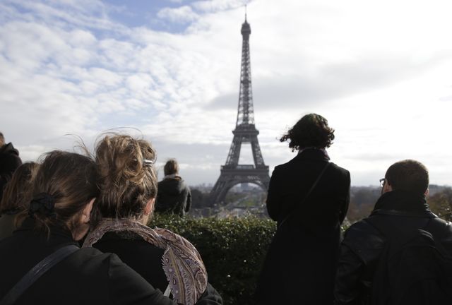 Люди скорбят по погибшим во время терактов, которые произошли в нескольких местах Парижа 13 ноября 2015 года. На станции парижского метро Трокадеро прошла минута молчания. Фото: AFP