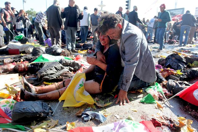 Самый крупный теракт в столице Турции за всю историю страны, устроенный двумя террористами-смертниками перед антивоенным митингом, стал причиной гибели 95 человек, 246 получили ранения. Фото: AFP