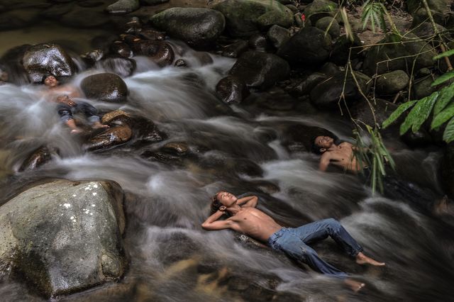 Малайские ученики отдыхают в реке в связи с закрытием многих школ во время пожаров. Фото: AFP