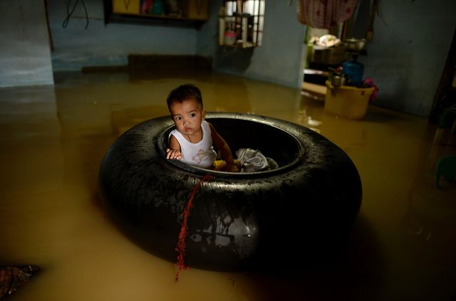 Тайфун Мелор, обрушившийся на Филиппины, унес жизни как минимум 35 человек. Кроме того, стихия полностью разрушила 660 домов, улицы затоплены. Эвакуированные жители по-прежнему остаются во временных пунктах базирования. Ежегодно около 20 бурь и тайфунов проходят через Филиппины. В ноябре 2013 года из-за сильнейшего из зафиксированных тайфуна "Хайя" погибли и пропали без вести свыше 7,3 тыс. человек. Фото: AFP 