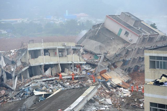 На півдні Китаю, неподалік від міста Шеньчжень, зійшов зсув. У цей момент в індустріальному парку знаходилися більше 900 співробітників і членів їх сімей, більшості вдалося врятуватися. До цього моменту 91 людина вважається зниклою без вісті. Пошкоджені або знищені 33 будівлі, включаючи 14 заводських корпусів. Фото: AFP