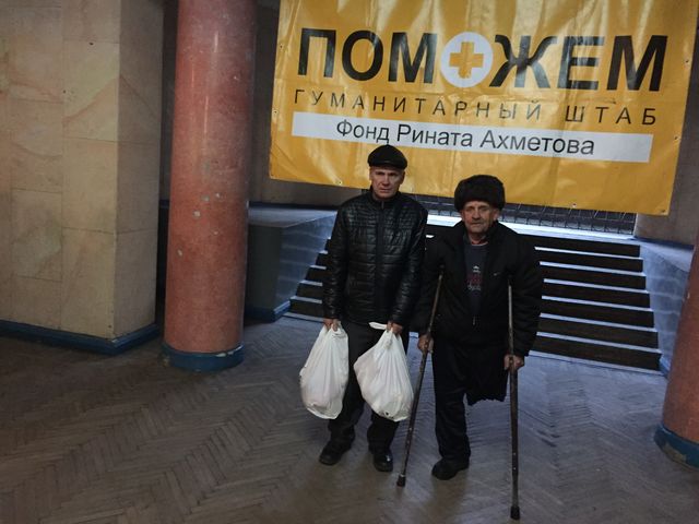 <p>Жителі Вуглегірська отримують гуманітарну допомогу Ахметова. Фото: прес-центр.</p>