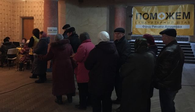 Жители Углегорска получают гуманитарную помощь Ахметова. Фото: пресс-центр.