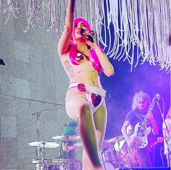<p>Майлі Сайрус влаштувала розпусний концерт. Фото: .instagram / mileycyrus</p>