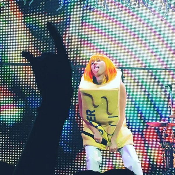 Майли Сайрус устроила развратный концерт. Фото:.instagram/mileycyrus