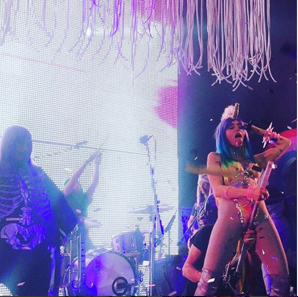 Майли Сайрус устроила развратный концерт. Фото:.instagram/mileycyrus
