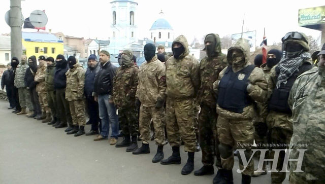<p>Біля Апеляційного суду у Кіровограді зібралися активісти "Правого сектора" і правоохоронці. Фото: unn.com.ua</p>