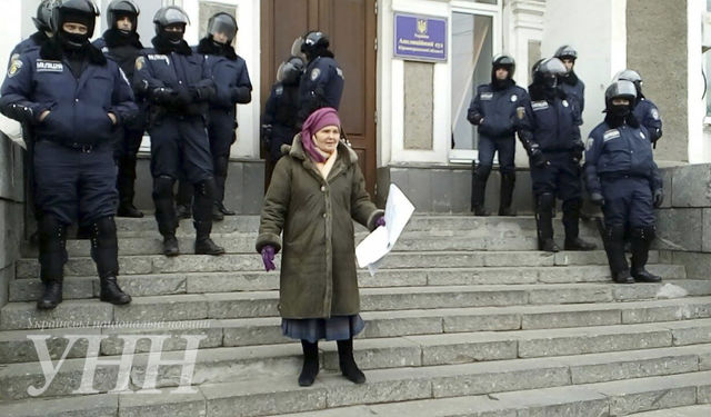 <p>Біля Апеляційного суду у Кіровограді зібралися активісти "Правого сектора" і правоохоронці. Фото: unn.com.ua</p>