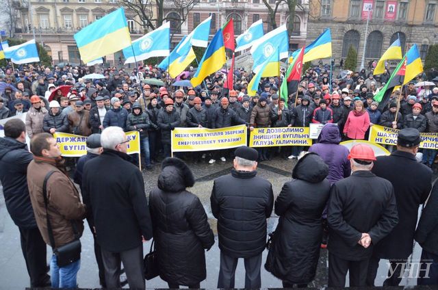 Люди вышли на митинг. Фото: unn.com.ua