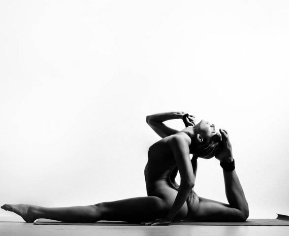 <p>25-летняя модель поразила "голой йогой". Фото: instagram/nude_yogagirl</p>