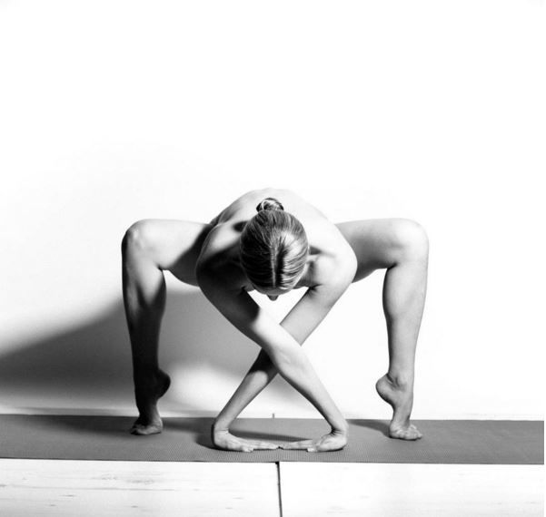 <p>25-летняя модель поразила "голой йогой". Фото: instagram/nude_yogagirl</p>