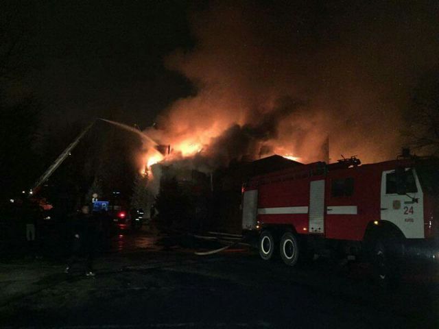 В Киеве горит ресторан "Млын", фото rbc.ua