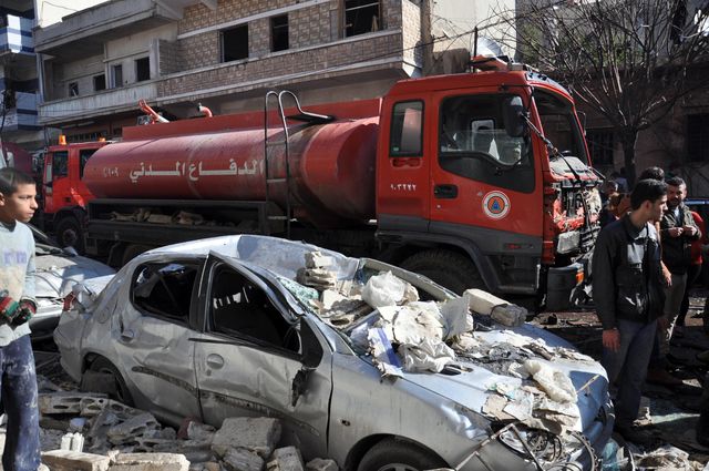 В Сирии террористы взорвали заминированный автомобиль рядом с больницей аль-Ахли. Второй взрыв стал следствием теракта – рядом с местом происшествия находились баллоны с газом, которые разорвались. В результате двух взрывов частично разрушены несколько жилых домов и магазины, сгорели несколько припаркованных автомобилей. Есть погибшие и пострадавшие. Фото: AFP