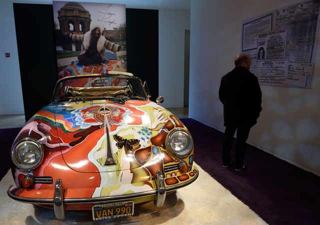 Кабриолет Porsche 356C, принадлежавший американской рок-певице Дженис Джоплин, продан на аукционе за 1,76 млн долларов. Имя покупателя держится в секрете. Стоит отметить, что автомобиль выпущен  в 1964 году. Фото: AFP