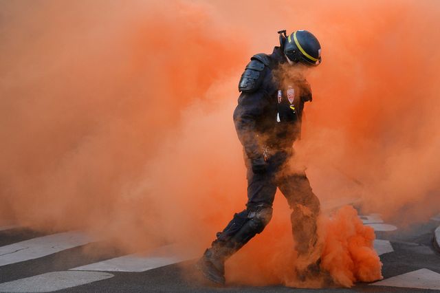 Во Франции полиция разогнала митингующих, которые требовали отменить чрезвычайное положение в стране. На такую меру, напомним, власти пошли после серии терактов, унесших жизни 130 человек. Фото: AFP