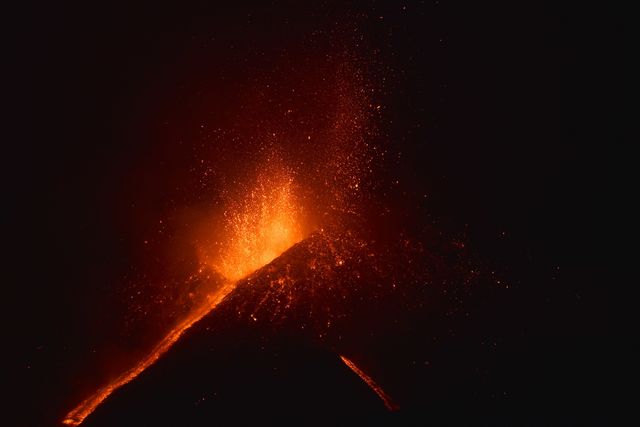 В Италии после двухлетнего перерыва проснулся вулкан Этна. Расположенный на Сицилии город Мессина покрылся слоем пепла. Этна — самый высокий действующий вулкан в Европе, его жерло расположено на высоте 3,3 км над уровнем моря. Фото: AFP