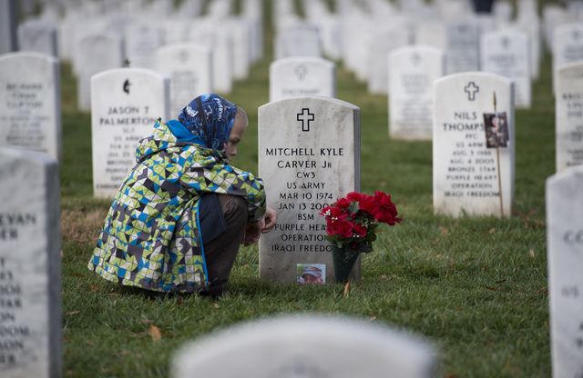 К Рождеству на все могилы ветеранов, похороненных на Арлингтонском национальном кладбище, штат Вирджиния, возложат венки памяти – всего около 248 тысяч. Фото: AFP